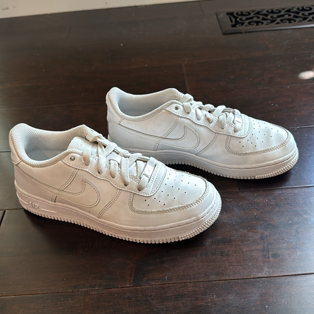 Nike Air Force 1 Low in white - youth/big kids size